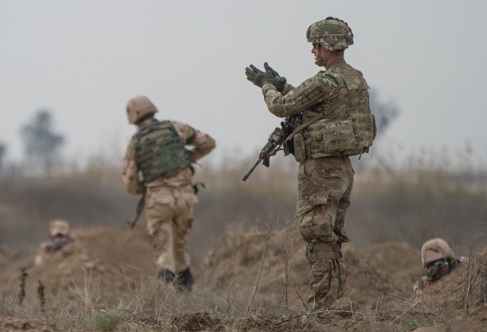 82nd Abn. assists in training Iraqi soldiers