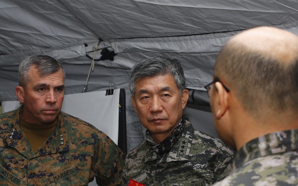 U.S. Marine Corps General Wissler and ROK Marine Corps General Lee visit COC