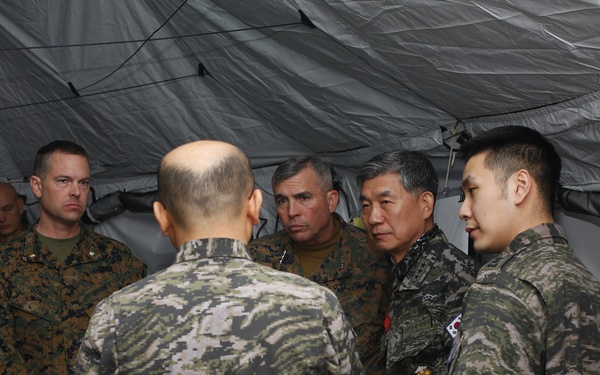 U.S. Marine Corps General Wissler and ROK Marine Corps General Lee visit COC