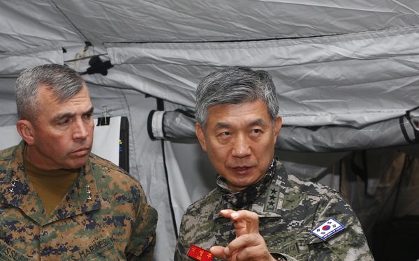 U.S. Marine Corps General Wissler and ROK Marine Corps General Lee visit COC