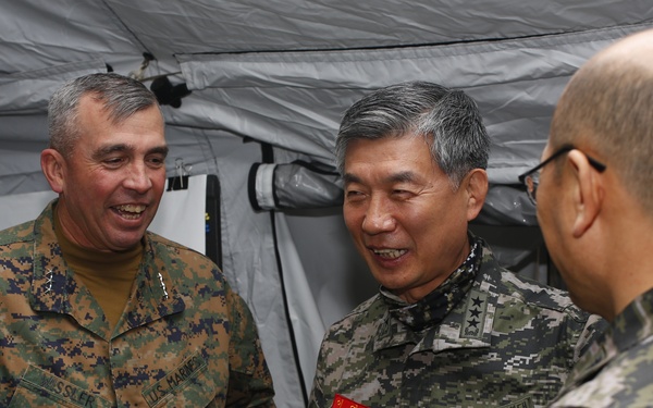 U.S. Marine Corps General Wissler and ROK Marine Corps General Lee visit COC