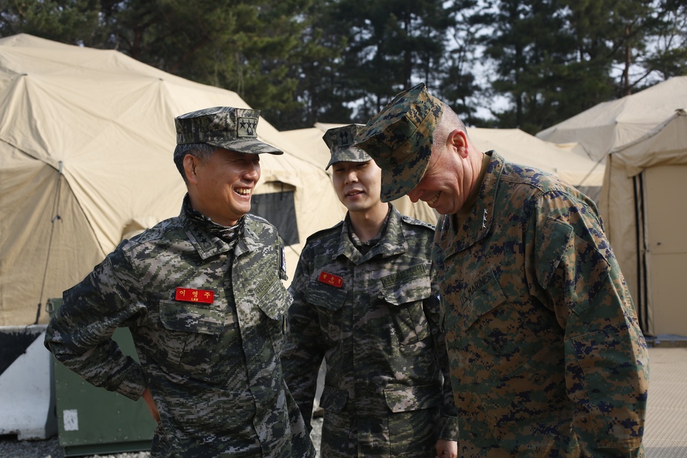 U.S. Marine Corps General Wissler and ROK Marine Corps General Lee visit COC