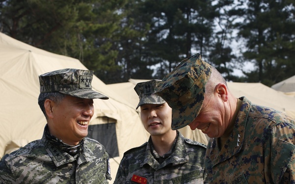 U.S. Marine Corps General Wissler and ROK Marine Corps General Lee visit COC