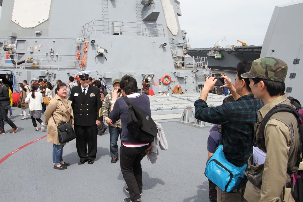 USS Mustin shares Navy life with Japan