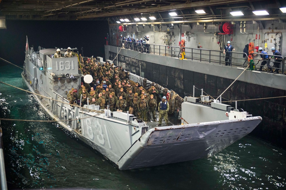 Marines disembark LCU 1631
