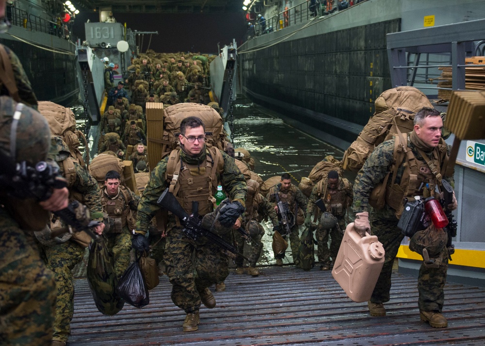 Marines disembark LCU 1631