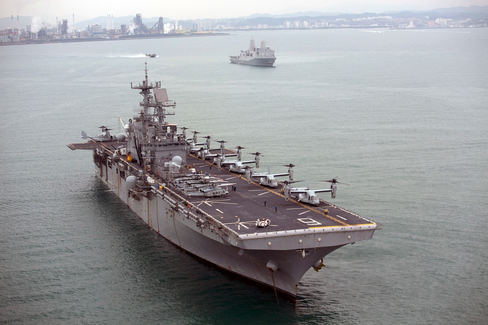 Ospreys depart USS Bonhomme Richard