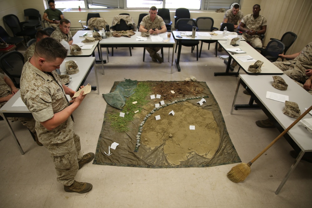 Weapons Co. 2/2 conducts order briefs