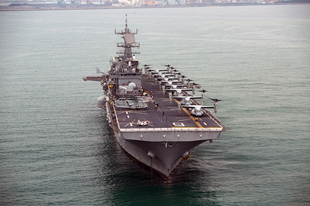 Ospreys depart USS Bonhomme Richard