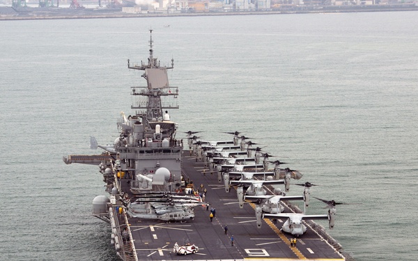 Ospreys depart USS Bonhomme Richard