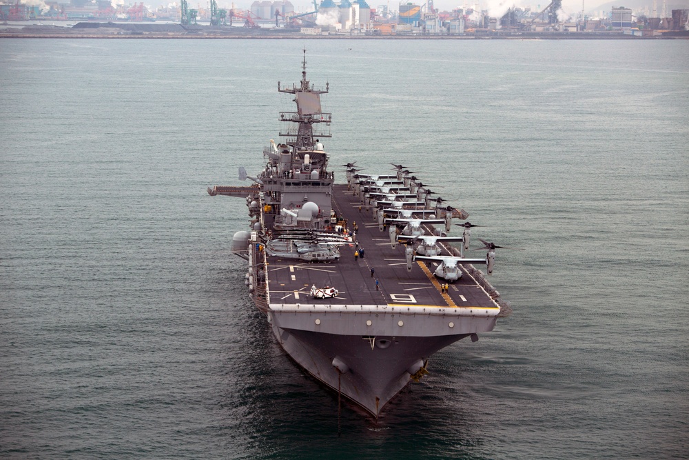 Ospreys depart USS Bonhomme Richard