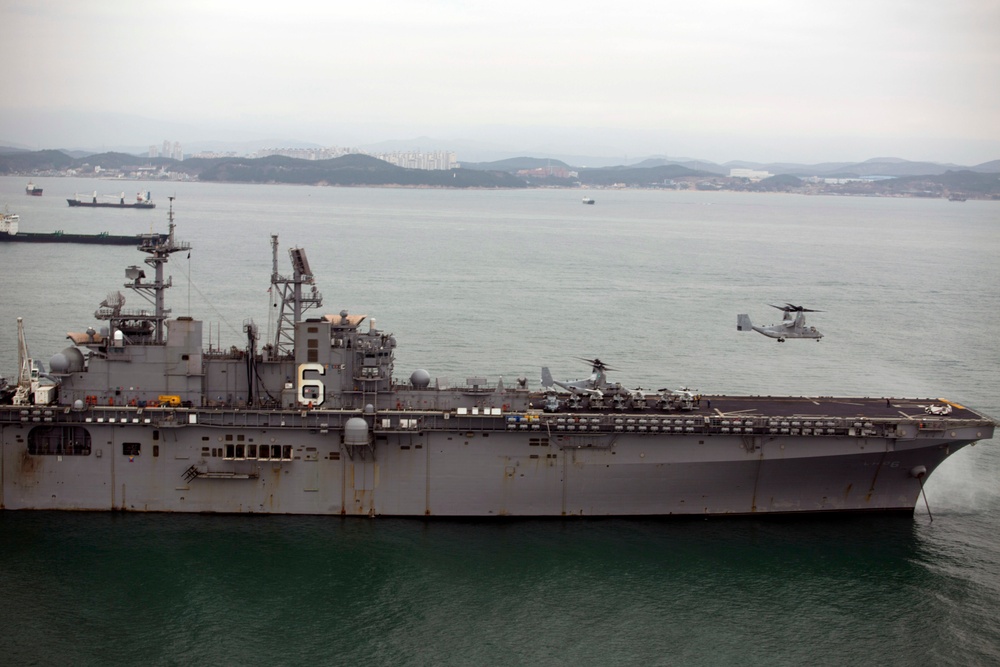 Ospreys depart USS Bonhomme Richard