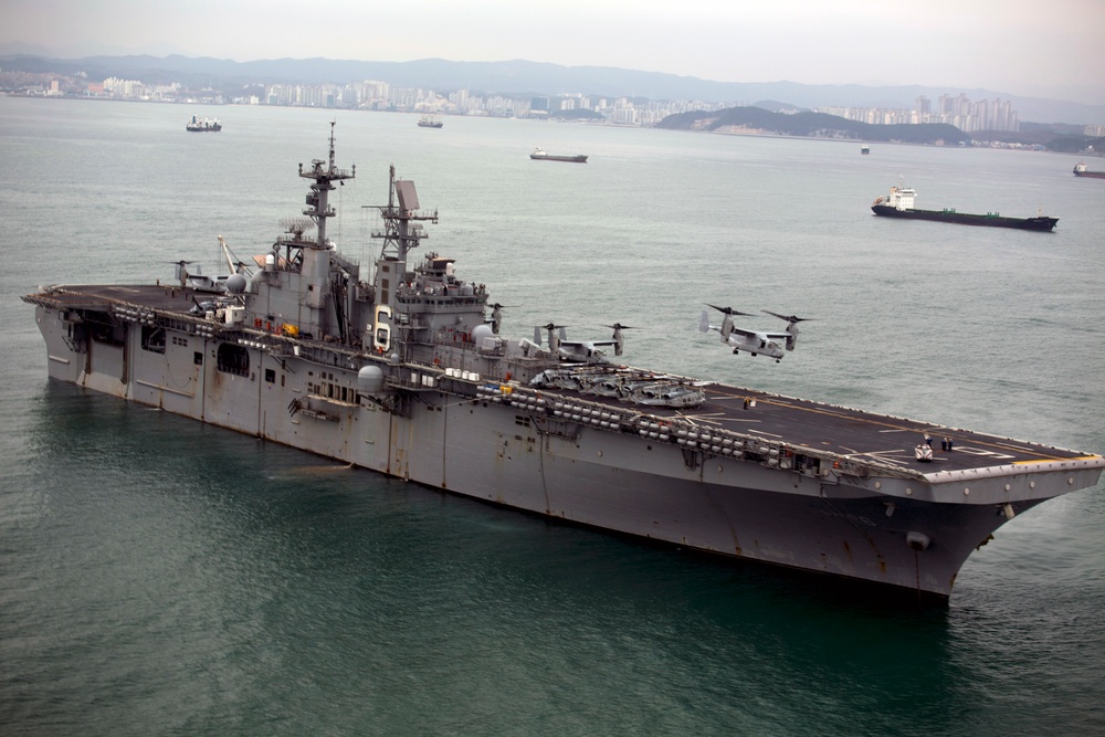 Ospreys depart USS Bonhomme Richard