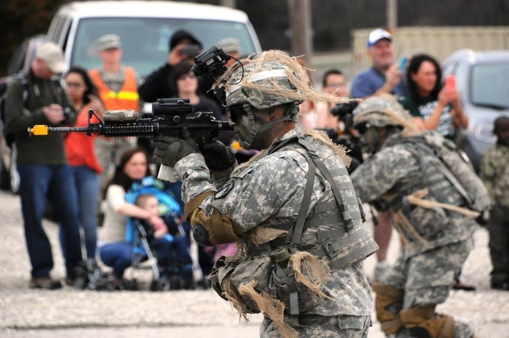 Fort Leonard Wood 3rd Battalion, 10th Infantry Regiment, family squad demonstration