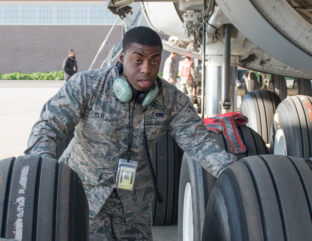 Travis AFB C-5 M Super Galaxy record set, April 2015