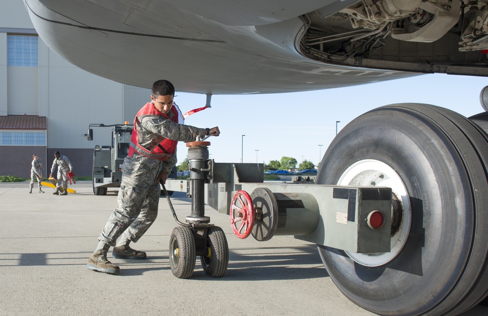 Travis AFB C-5 M Super Galaxy record set, April 2015