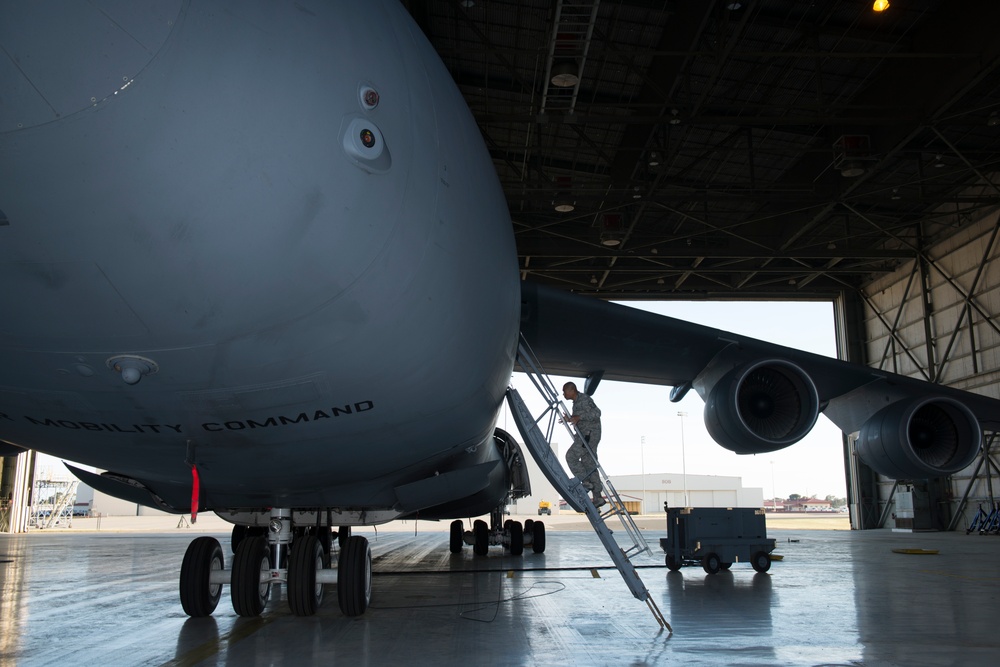 Travis AFB C-5M Super Galaxy record set, April 2015