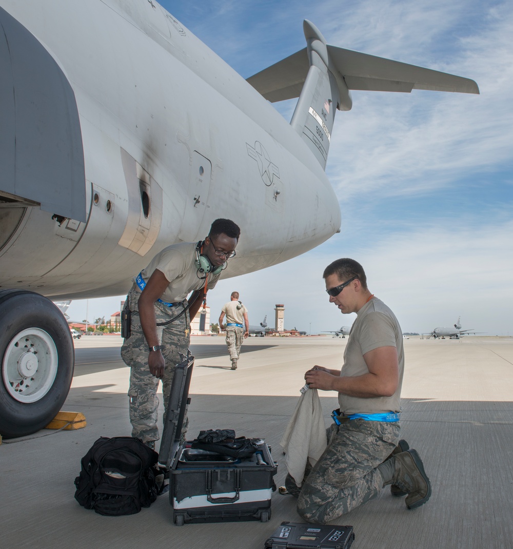 Travis AFB C-5M Super Galaxy record set, April 2015