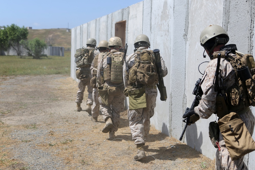 Recon Marines execute live-fire raid