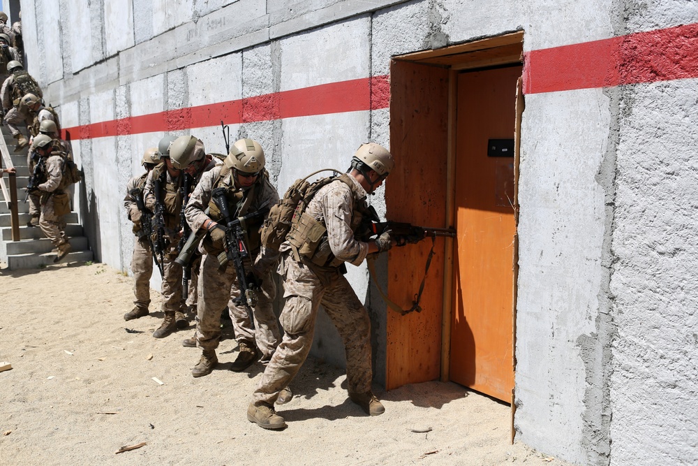 Recon Marines execute live-fire raid