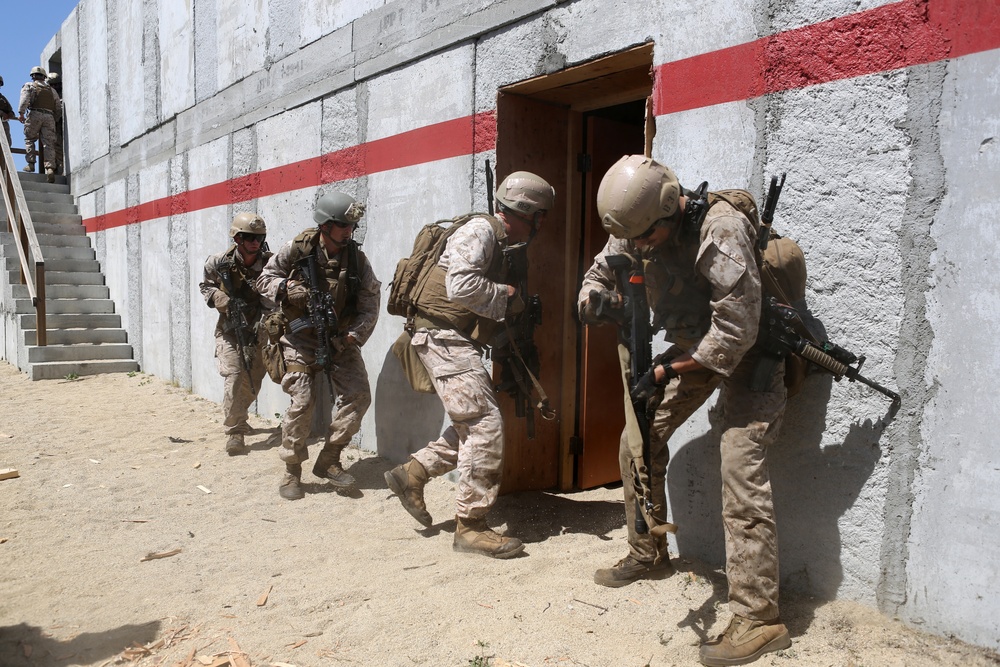 Recon Marines execute live-fire raid