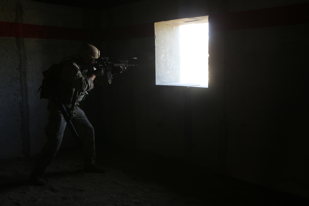 Recon Marines execute live-fire raid