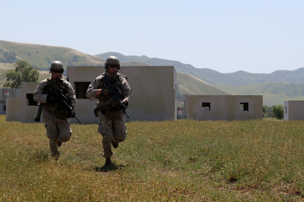 Recon Marines execute live-fire raid
