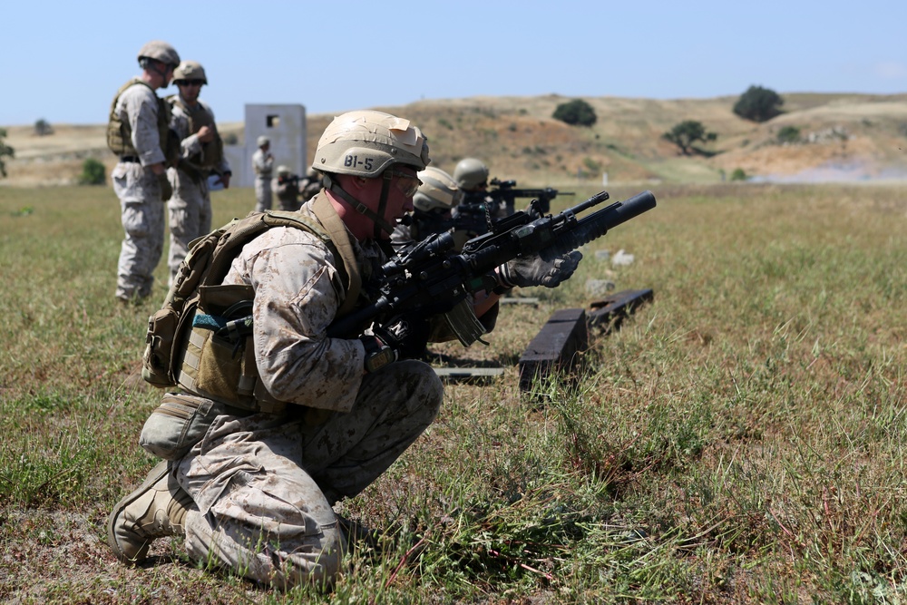 Recon Marines execute live-fire raid