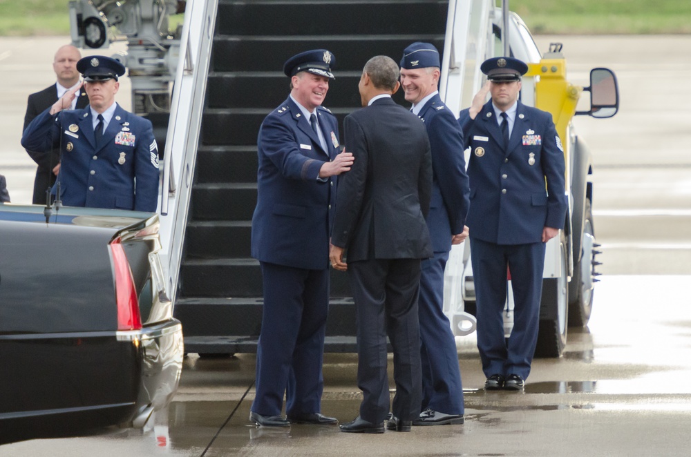 President Obama arrives at Kentucky Air Guard Base