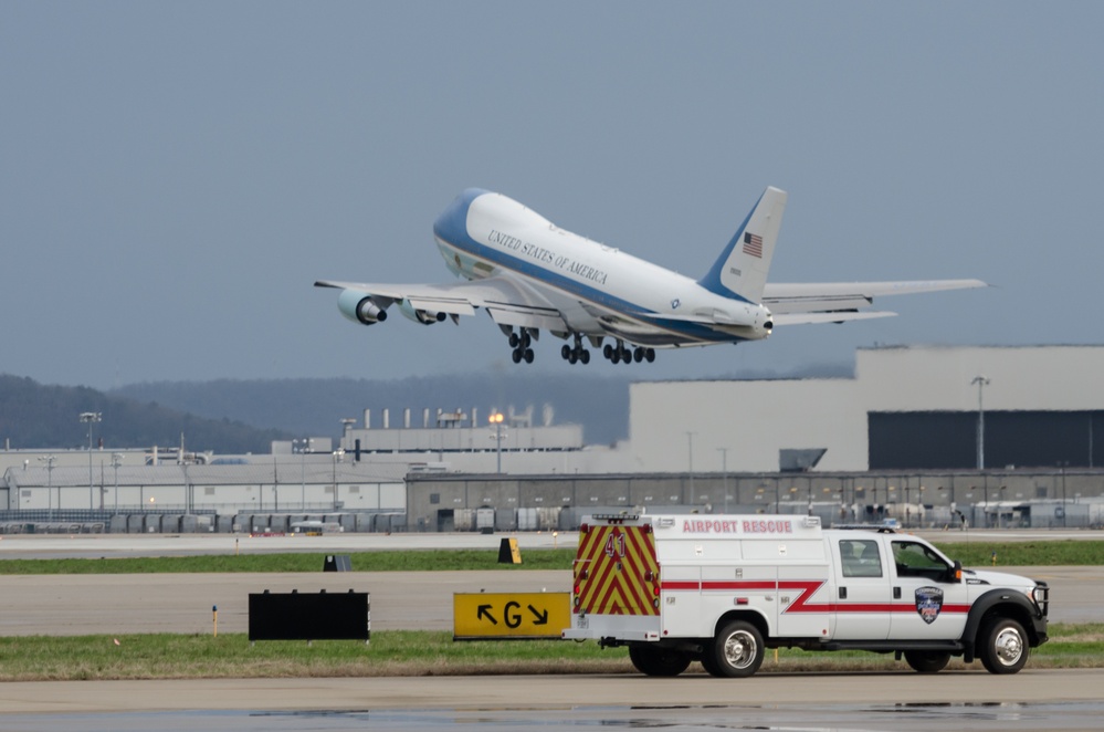 President Obama arrives at Kentucky Air Guard Base