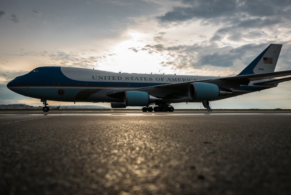 President Obama arrives at Kentucky Air Guard Base