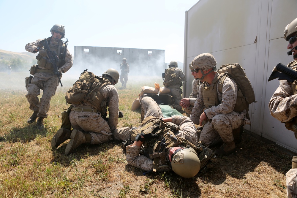 Recon Marines execute live-fire raid