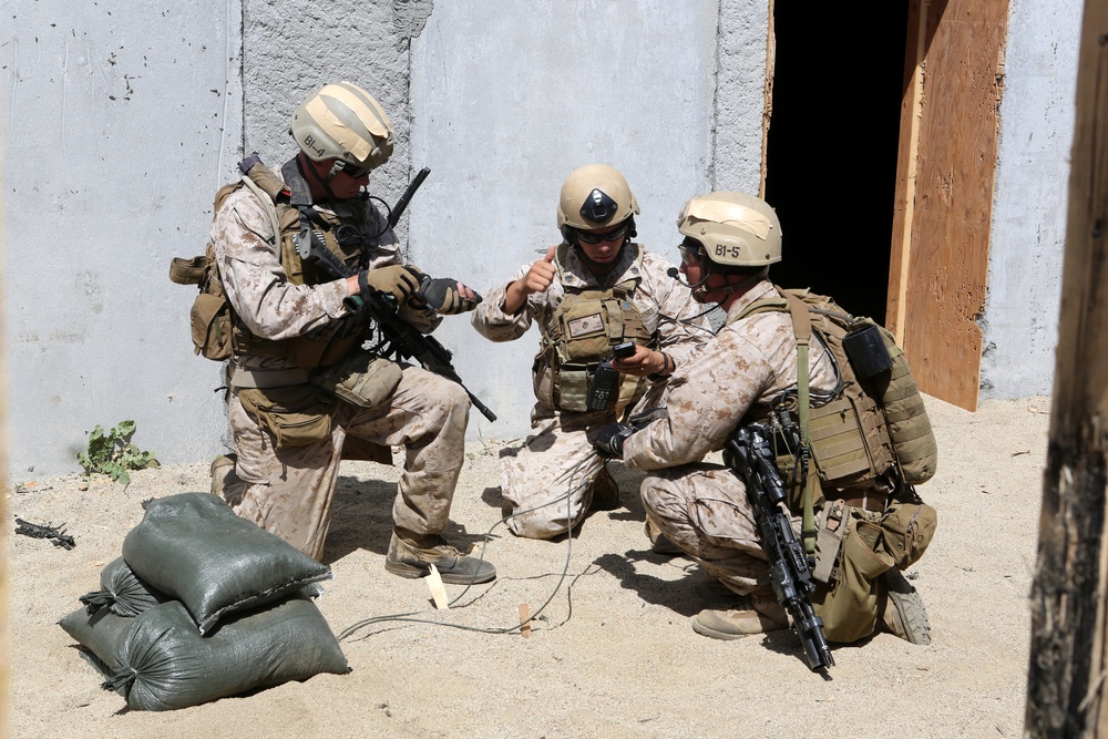 Recon Marines execute live-fire raid
