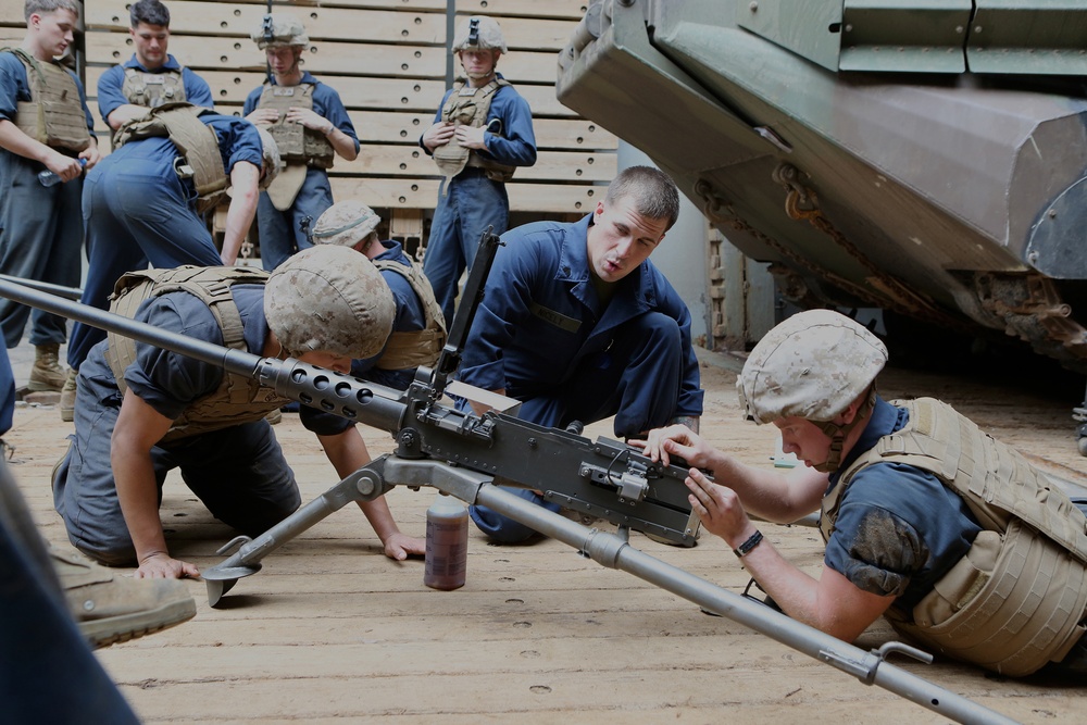 24th MEU AAV crewmen conduct crew-served weapon drills