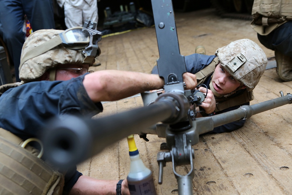 24th MEU AAV crewmen conduct crew-served weapon drills