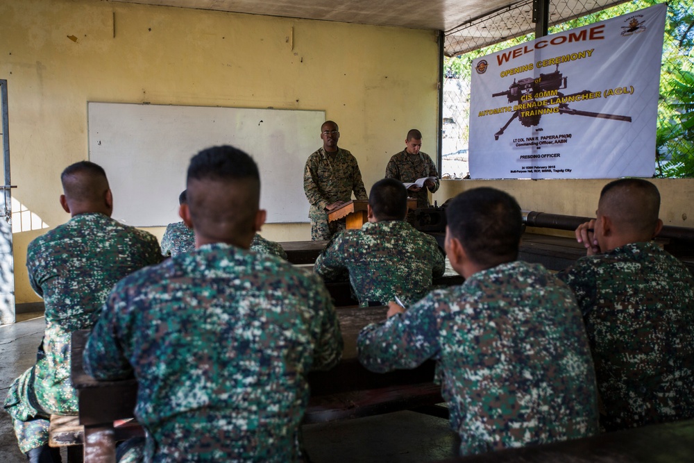 Philippine, U.S. Marines discuss AAV tactics