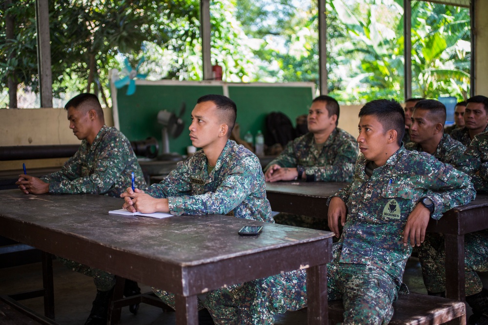 Philippine, U.S. Marines discuss AAV tactics