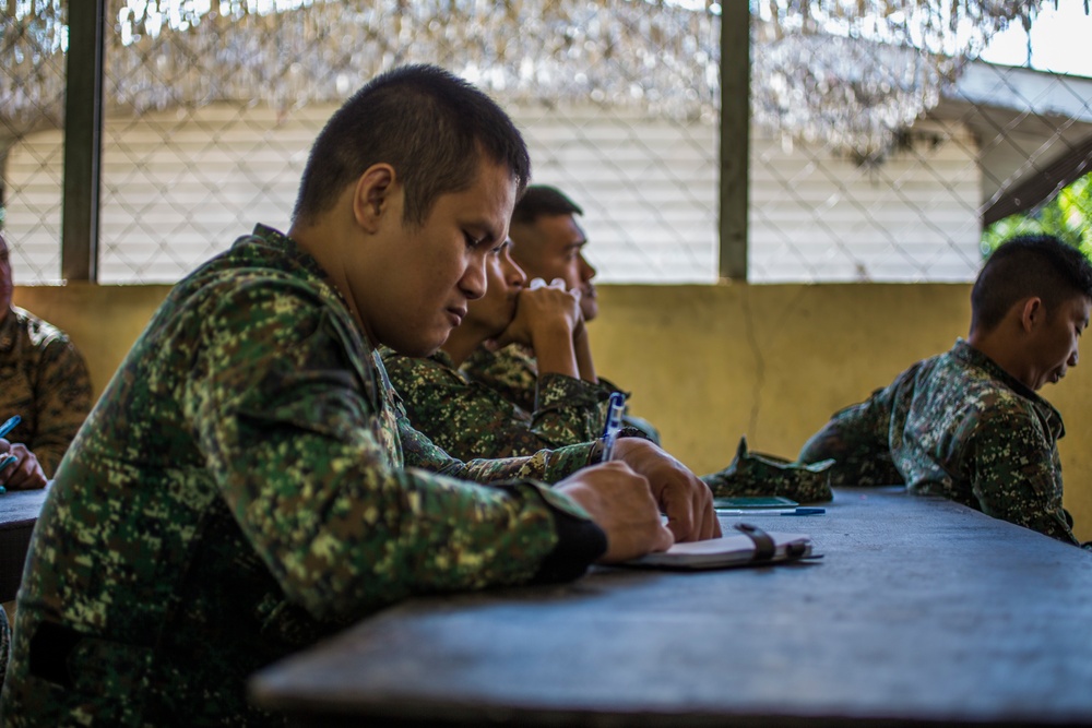 Philippine, U.S. Marines discuss AAV tactics