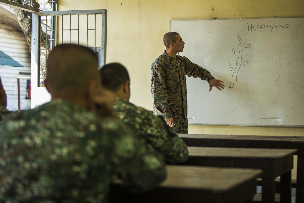 Philippine, U.S. Marines discuss AAV tactics