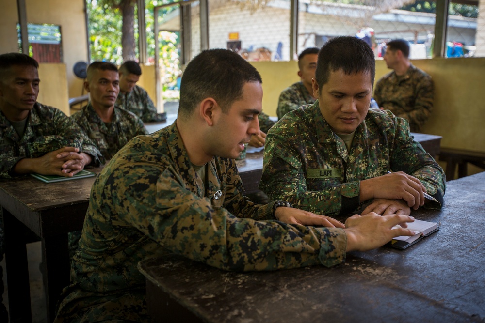 Philippine, U.S. Marines discuss AAV tactics