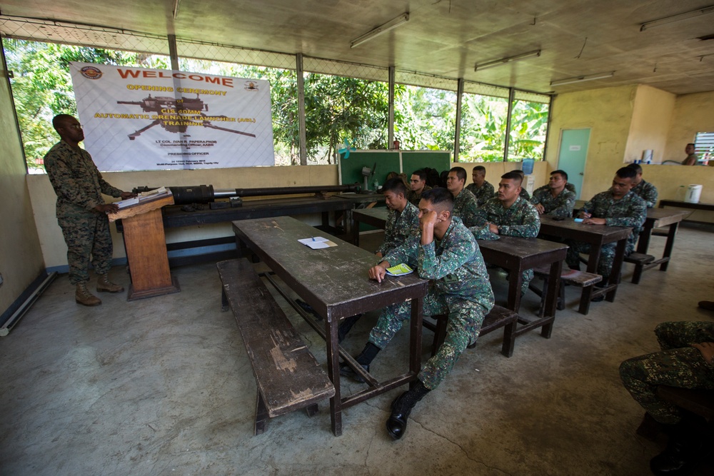 Philippine, U.S. Marines discuss AAV tactics