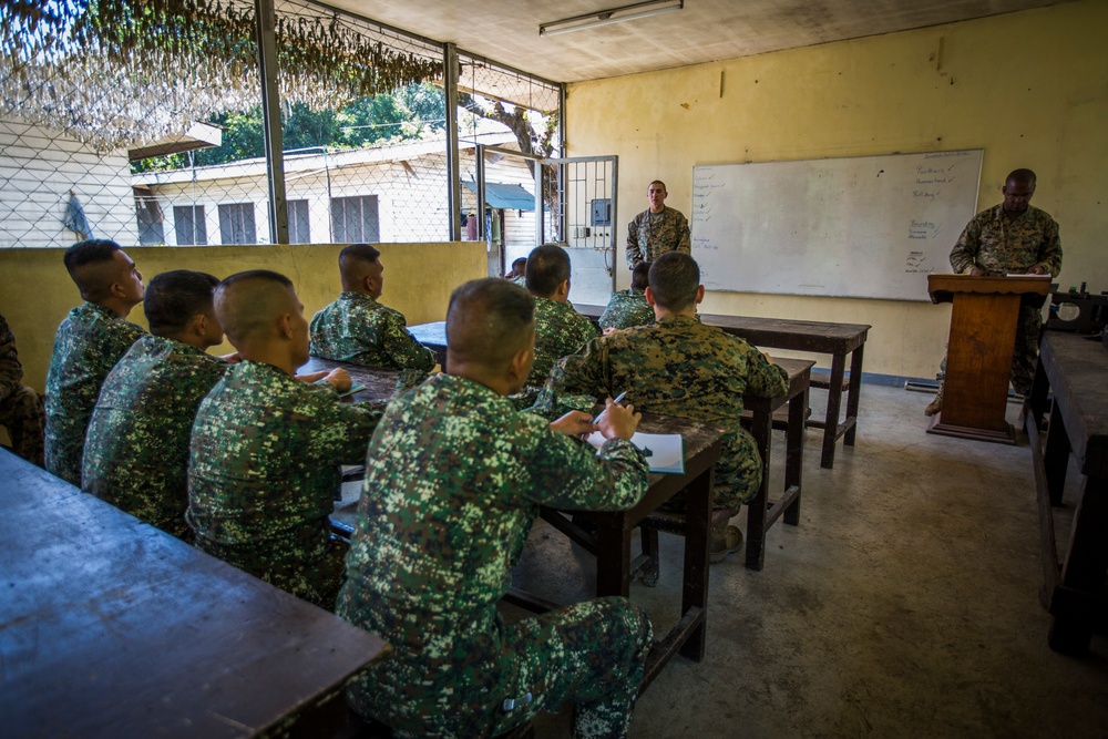 Philippine, U.S. Marines discuss AAV tactics