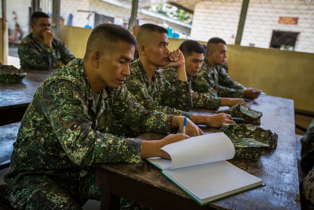 Philippine, U.S. Marines discuss AAV tactics