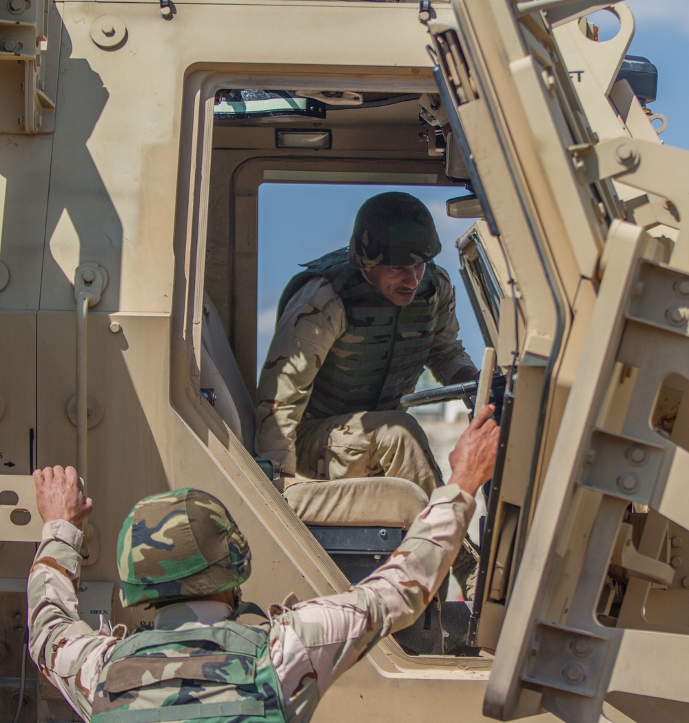 Iraqi soldiers receive MRAP training