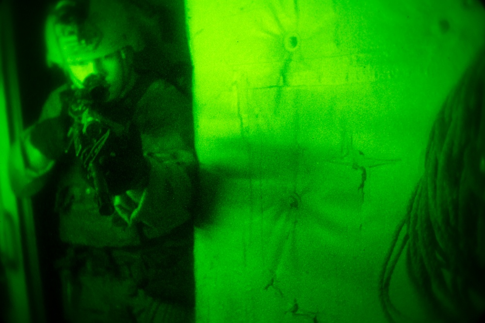 24th MEU Maritime Raid Force conducts night VBSS Training