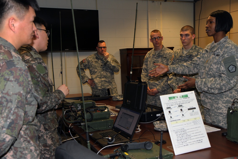 Soldiers conduct cross training in communications