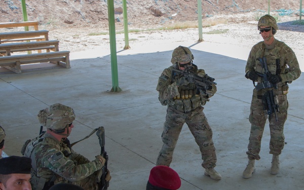 82nd Abn. Div. offers Iraqi army marksmanship lesson