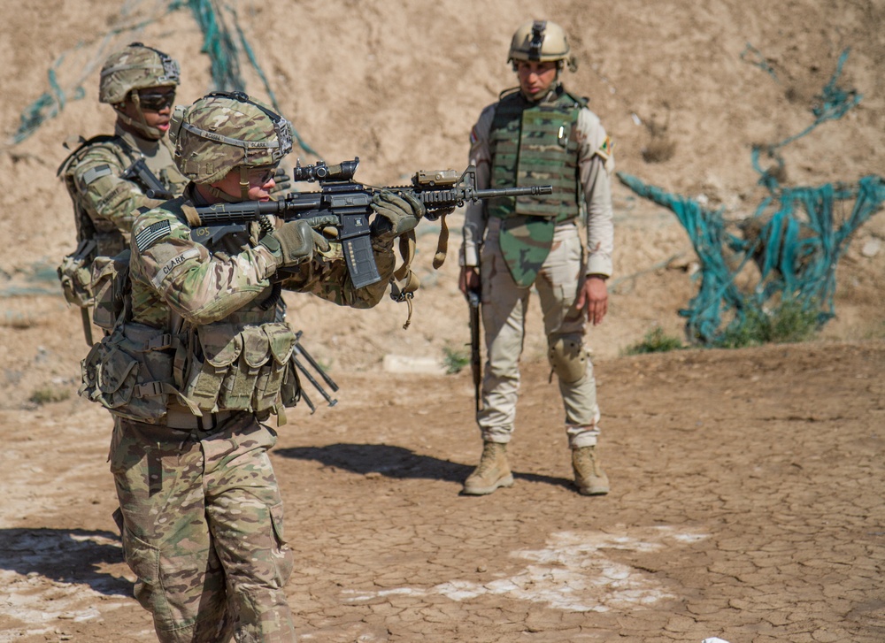 DVIDS - Images - Paratrooper demonstrates move and shoot to Iraqi ...