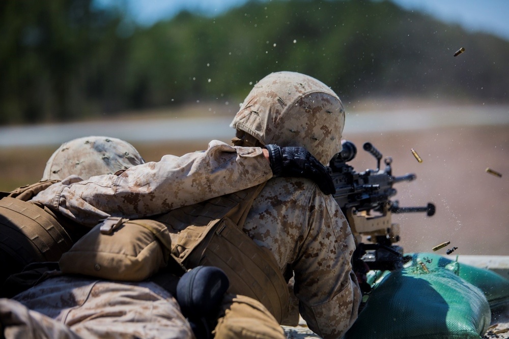 Marine shoots M249 SAW