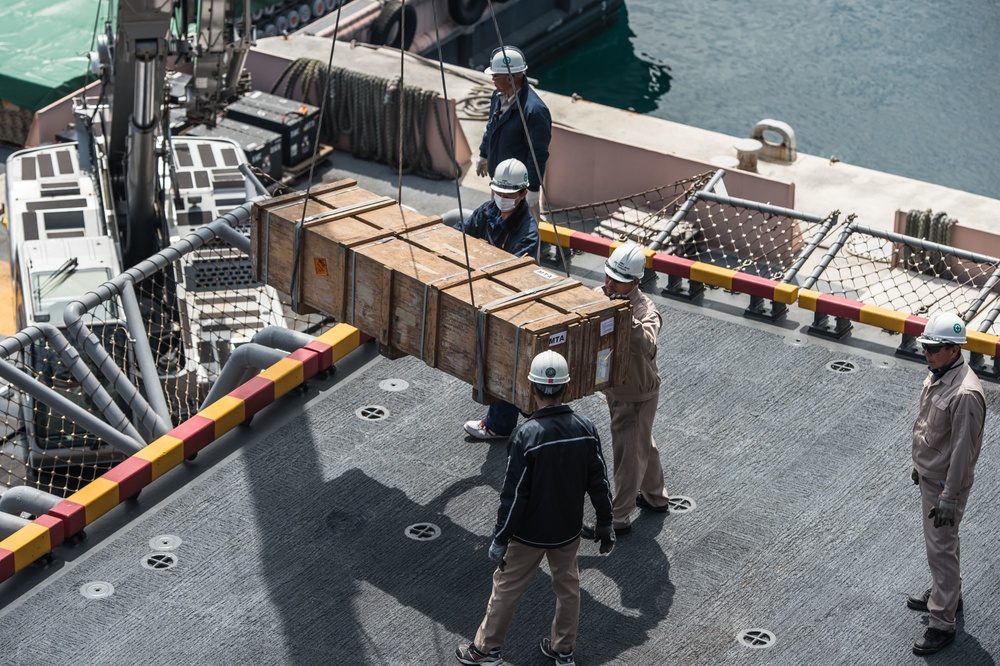 USS Bonhomme Richard: Ammo offload